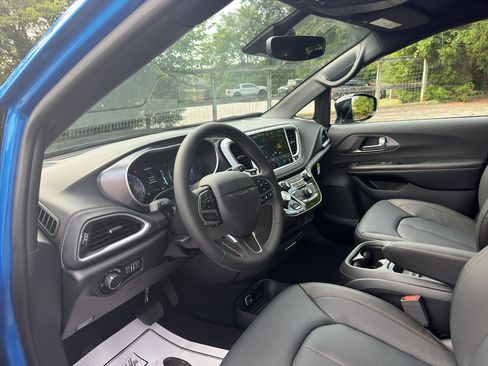 New 2027 Chrysler Pacifica Select FWD image 10