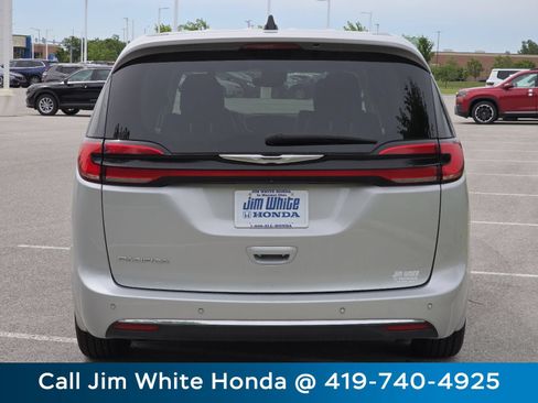 Used 2024 Chrysler Pacifica Touring-L FWD image 17