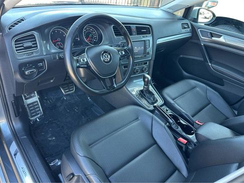 Used 2017 Volkswagen Golf SE image 16