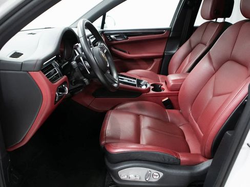 Certified 2022 Porsche Macan image 16