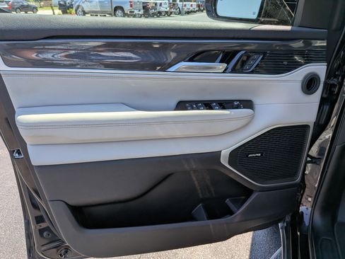 Used 2022 Jeep Wagoneer Series I w/ Premium Group I AWD/4WD image 10