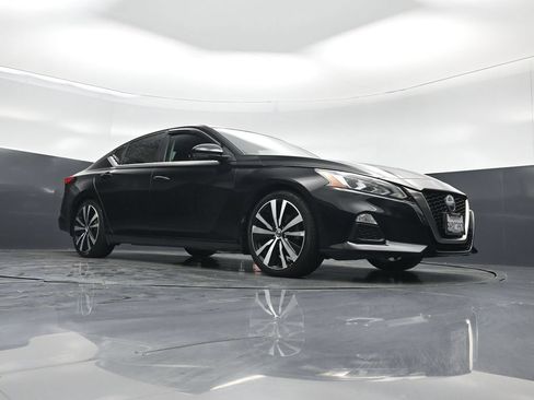 Used 2019 Nissan Altima 2.5 SR w/ SR Premium Package FWD image 3