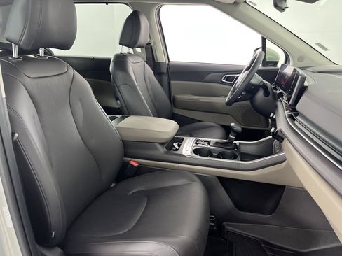 Used 2025 Kia Carnival EX image 28