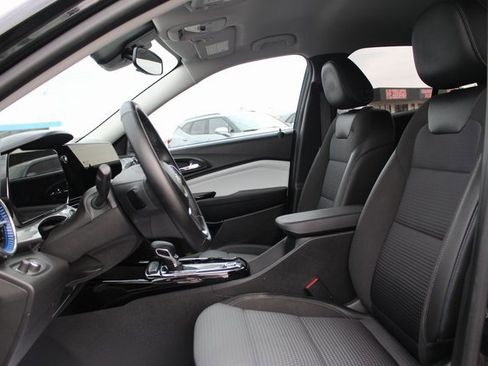 Used 2025 Chevrolet Trax LT w/ LT Convenience Package image 13