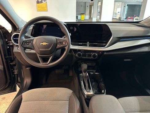 Used 2025 Chevrolet Trax LT FWD image 33
