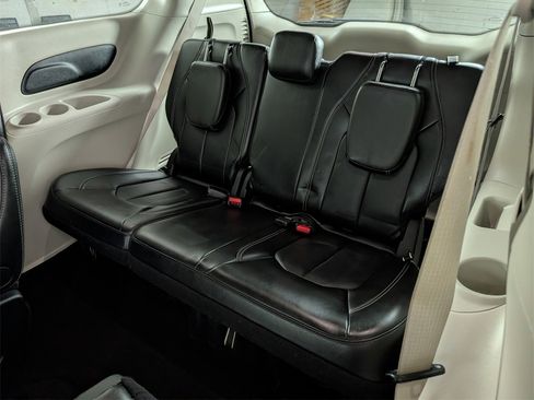 Used 2024 Chrysler Pacifica Touring-L image 9