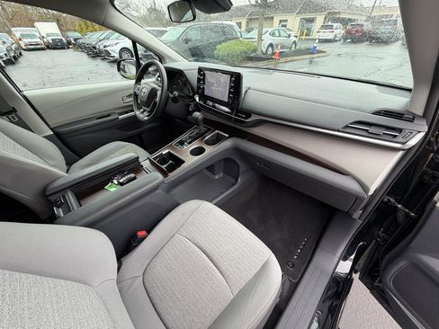 Used 2021 Toyota Sienna LE image 38