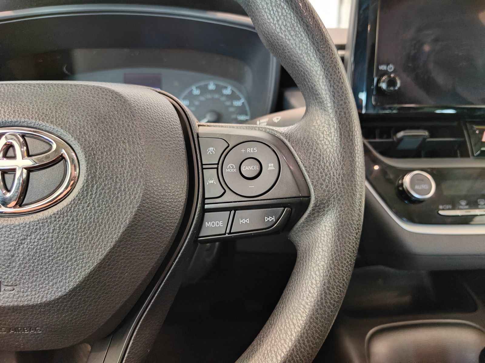 Used 2025 Toyota Corolla LE FWD image 18