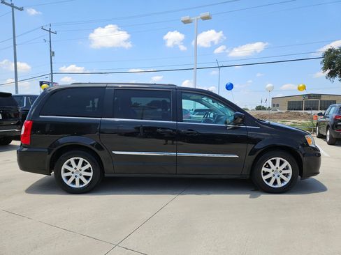 Used 2016 Chrysler Town & Country Touring FWD image 2