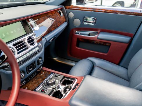 Used 2017 Rolls-Royce Ghost RWD image 17