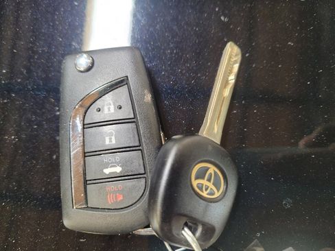 Used 2018 Toyota Camry LE FWD image 32