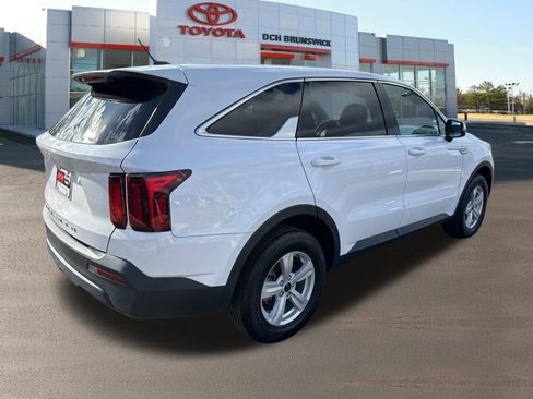 Used 2022 Kia Sorento LX image 5