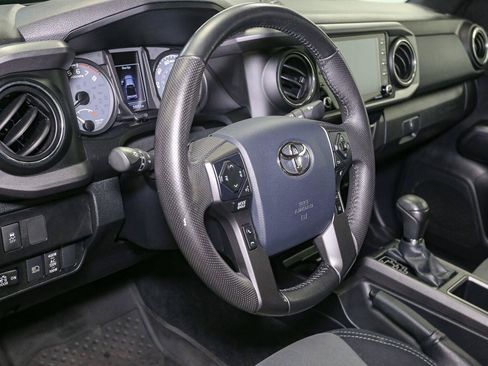 Used 2020 Toyota Tacoma TRD Off-Road w/ Technology Package AWD/4WD image 21
