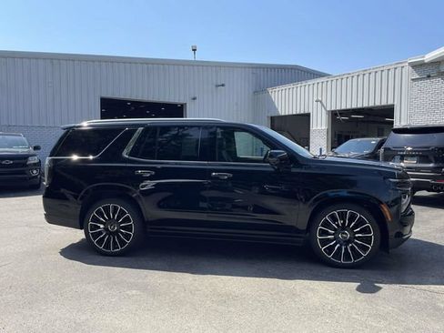 Used 2025 Chevrolet Tahoe High Country AWD/4WD image 3