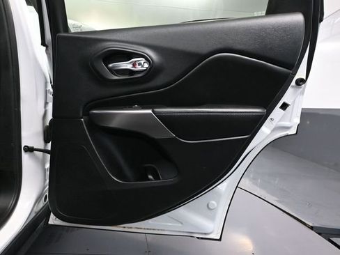 Used 2019 Jeep Cherokee Latitude w/ Popular Appearance Group image 40