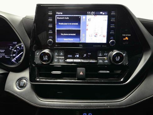Used 2022 Toyota Highlander XSE FWD image 14