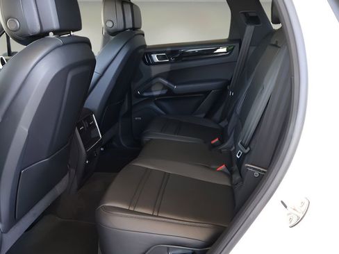 Used 2021 Porsche Cayenne AWD/4WD image 12