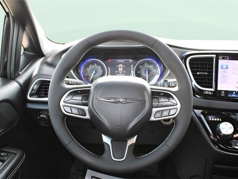 Used 2025 Chrysler Voyager LX image 21