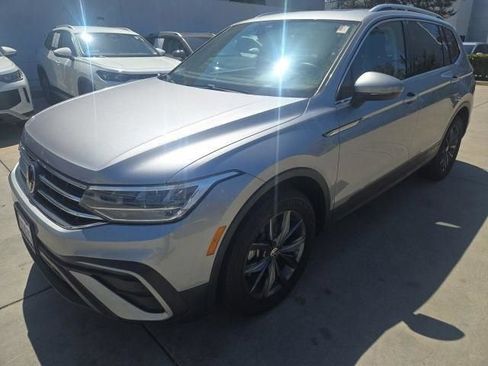 Certified 2023 Volkswagen Tiguan SE w/ Panoramic Sunroof Package FWD image 1