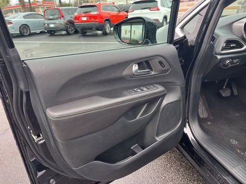 New 2026 Chrysler Pacifica Select image 5