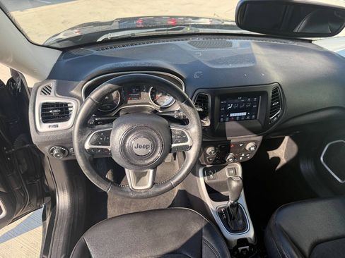 Used 2019 Jeep Compass Latitude FWD image 11