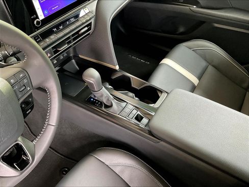 Used 2025 Toyota Camry SE w/ Convenience Package FWD image 18