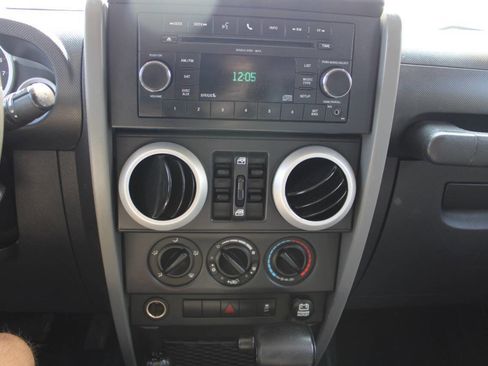 Used 2010 Jeep Wrangler Unlimited Sahara image 13