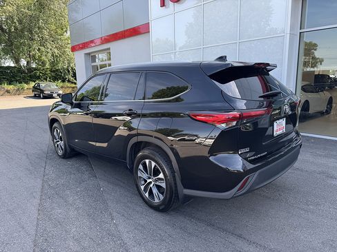 Used 2022 Toyota Highlander XLE AWD/4WD image 6