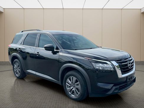 Used 2025 Nissan Pathfinder SV AWD/4WD image 2