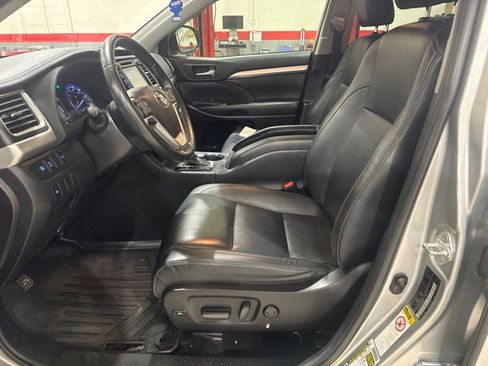 Used 2019 Toyota Highlander XLE FWD image 12