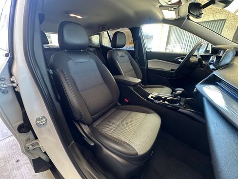 Used 2025 Chevrolet Trax LT w/ LT Convenience Package FWD image 35
