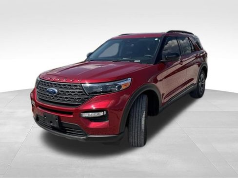 Used 2023 Ford Explorer XLT w/ Equipment Group 202A AWD/4WD image 33