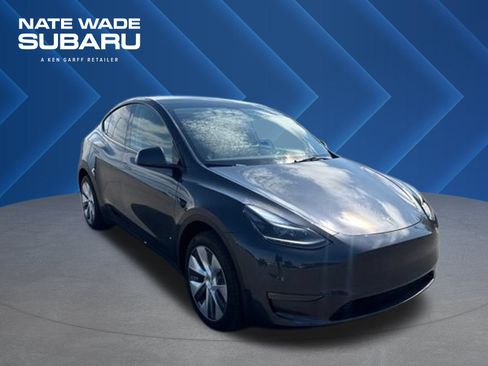 Used 2024 Tesla Model Y Long Range AWD/4WD image 1