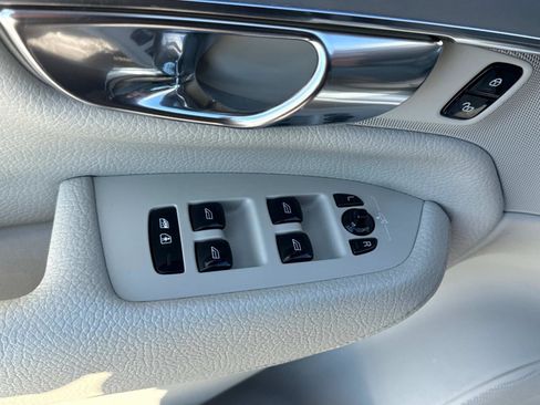 Used 2017 Volvo XC90 T6 Momentum w/ Vision Package image 16