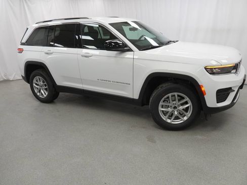 New 2026 Jeep Grand Cherokee Laredo AWD/4WD image 9