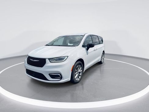 Used 2024 Chrysler Pacifica Touring-L AWD/4WD image 4