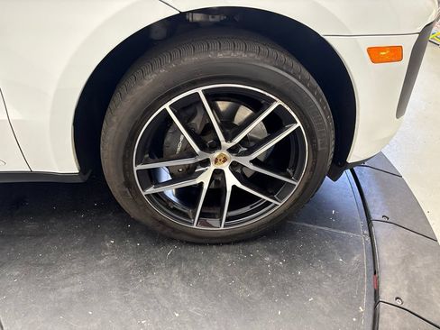 Certified 2023 Porsche Macan AWD/4WD image 17