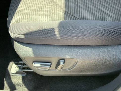 Used 2025 Toyota Highlander LE FWD image 5