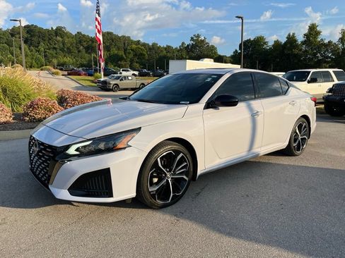 Used 2024 Nissan Altima 2.5 SR w/ SR Premium Package FWD image 1