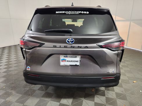 Used 2024 Toyota Sienna XLE image 6