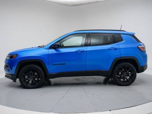 Used 2025 Jeep Compass Latitude w/ Convenience Group AWD/4WD image 3