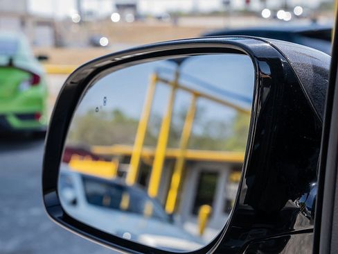 Used 2016 Kia Sedona SX Limited image 35