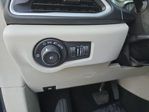 Used 2024 Chrysler Pacifica Touring-L FWD image 24