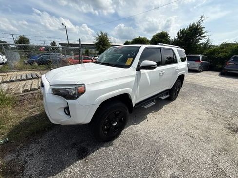 Used 2020 Toyota 4Runner SR5 Premium RWD image 2
