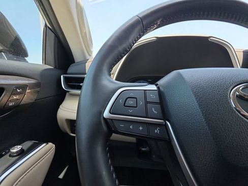Used 2023 Toyota Highlander Limited FWD image 11