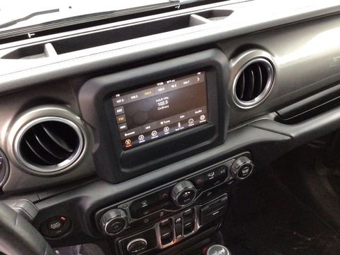 Used 2019 Jeep Wrangler Unlimited Sahara image 14