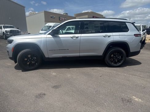 New 2025 Jeep Grand Cherokee L Laredo image 10