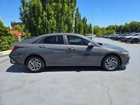 Used 2025 Hyundai Elantra Hybrid FWD image 2