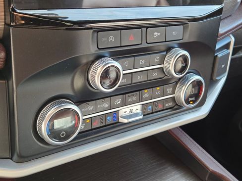 Used 2024 Ford Expedition Limited image 29