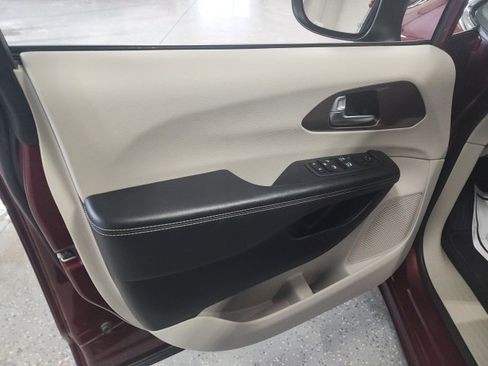 Used 2022 Chrysler Voyager LX image 11